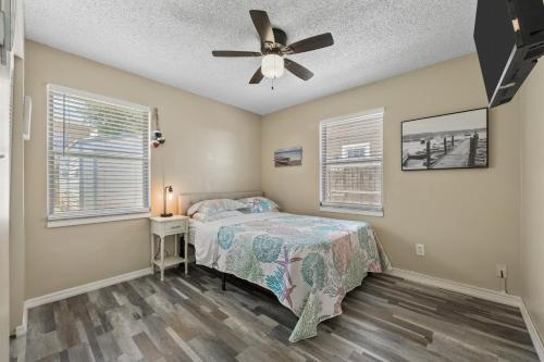 2BR retreat close to beach with private backyard in St. Augustine, USA