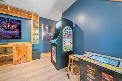 Gray Fox Den Theater & Arcade, Hot Tub, Views in Gatlinburg, USA