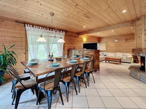 Chalet Savage 170m² près des pistes, Wi-Fi, parking, matériel bébé - FR-1-267-299 gîte à louer Le Corbier