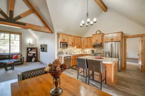 Mountain View Chalet Getaway 5 Min to Town