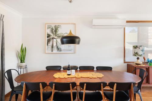 Holiday Home room in Palm House Vincentia by Book Jervis Bay Linen Walk 2 Beach WiFi
