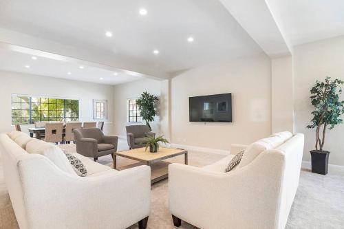 6BR Villa with Large Backyard Beverly Hills Adj in Los Angeles, USA