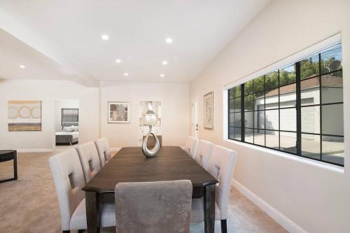 6BR Villa with Large Backyard Beverly Hills Adj in Los Angeles, USA