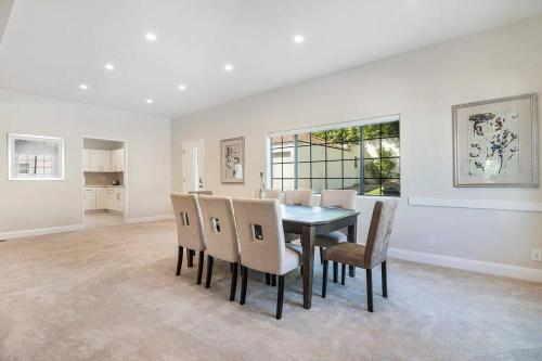 6BR Villa with Large Backyard Beverly Hills Adj in Los Angeles, USA