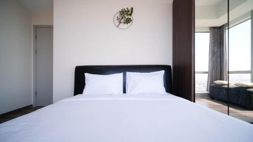 Minimalist with Beautiful View 2BR at Grand Sungkono Lagoon Apartment By Travelio, Surabaya