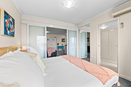 Prime Perth Apartment - Tap to explore photos