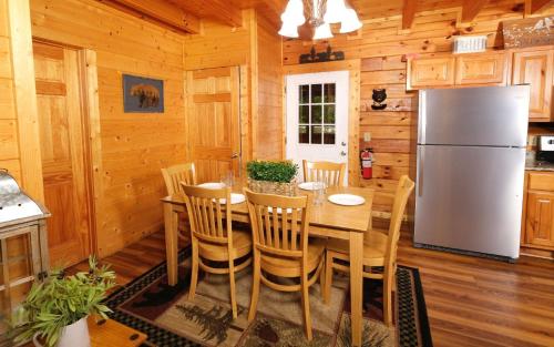 Bear Retreat・Dogs Welcome・Game Room・Hot Tub・Community Pool Access - image 3