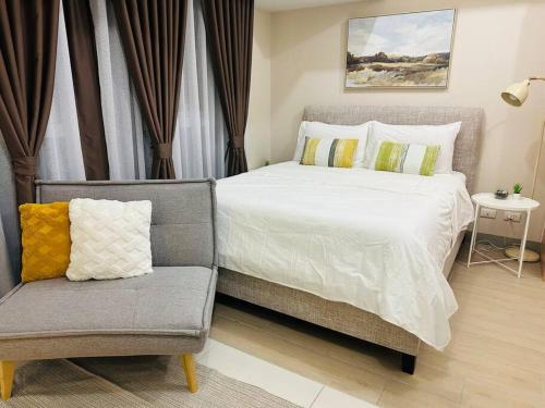 Uptown Bliss-Modern 1BR Condo with Balcony in BGC, Манила