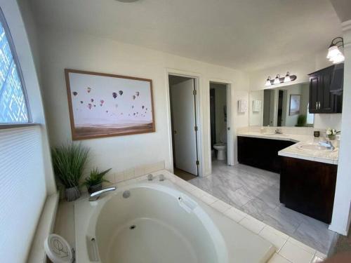 Entire home in Clackamas with Large Backyard in Happy Valley (OR)