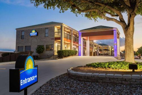 外部景觀, 聖安東尼奧戴斯酒店 - 近嘉年華公園 (Days Inn by Wyndham San Antonio Near Fiesta Park) in 巴爾肯斯高地
