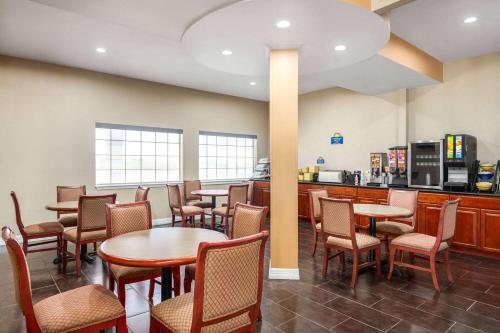 餐飲選擇, 聖安東尼奧戴斯酒店 - 近嘉年華公園 (Days Inn by Wyndham San Antonio Near Fiesta Park) in 巴爾肯斯高地