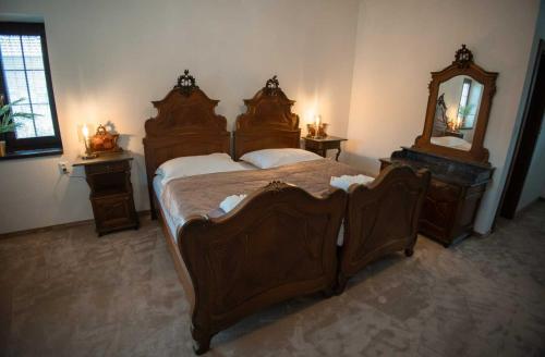 1 king bed, 2 sofa beds