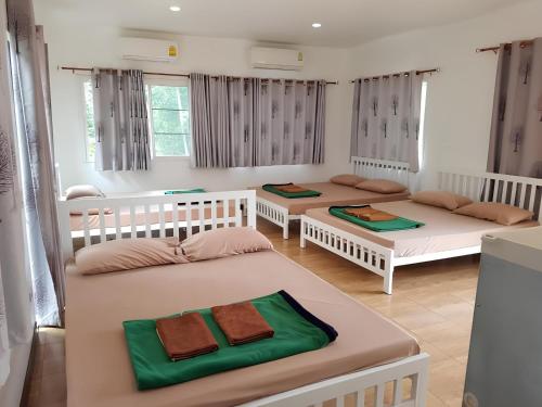4 queen beds