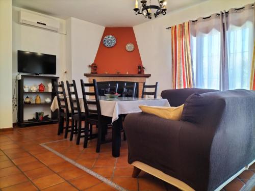 Koplietošanas atpūtas telpa ar TV, Casa Rural Aya I in Linares De La Sjerra