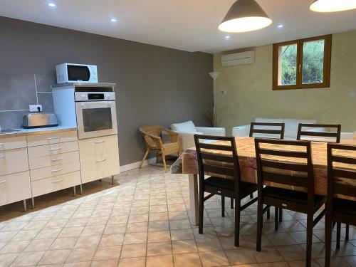 Konyha, Maison 3 chambres, 3 SdB, terrasse, piscine, spa in Nivolas-Vermelle