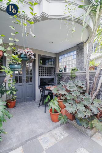 Balcony/terrace, Bali Puspa Guest House near NuArt Sculpture Park