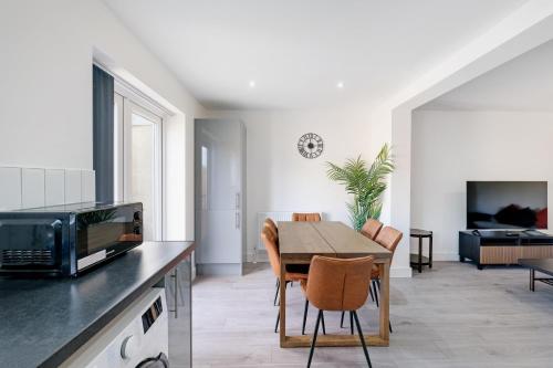 Chaucer Avenue 6 Bedroom + 3 Bathroom with Parking - image 14