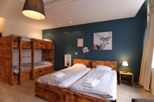 2 twin beds, 1 bunk bed