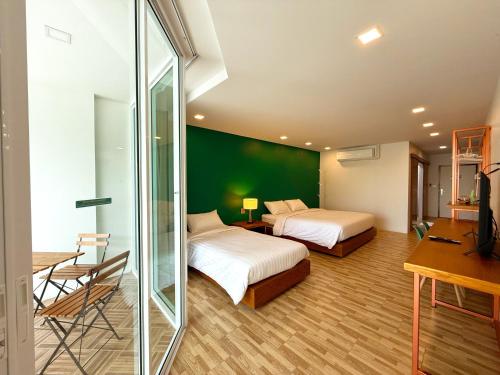 1 king bed, 1 twin bed