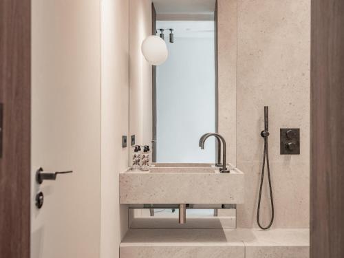 Superior Double Room image 6