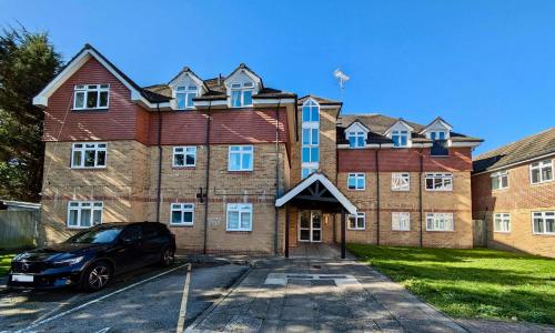 Exterior view, Charming 2-Bedroom Flat With Parking near Cyprianis Locksbottom
