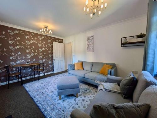Charming 2-Bedroom Flat With Parking near Cyprianis Locksbottom