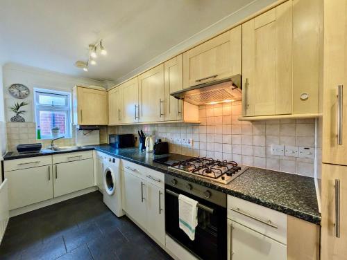 Kitchen, Charming 2-Bedroom Flat With Parking near Cyprianis Locksbottom
