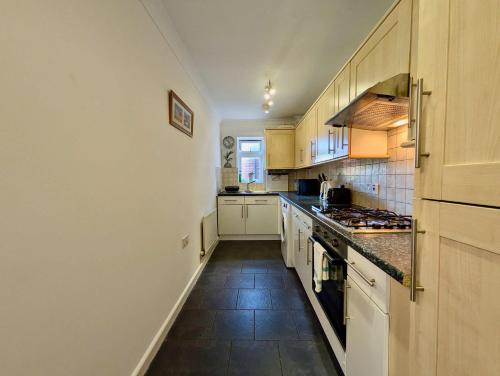 Kitchen, Charming 2-Bedroom Flat With Parking near Cyprianis Locksbottom
