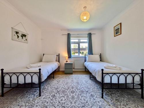 Charming 2-Bedroom Flat With Parking near Cyprianis Locksbottom