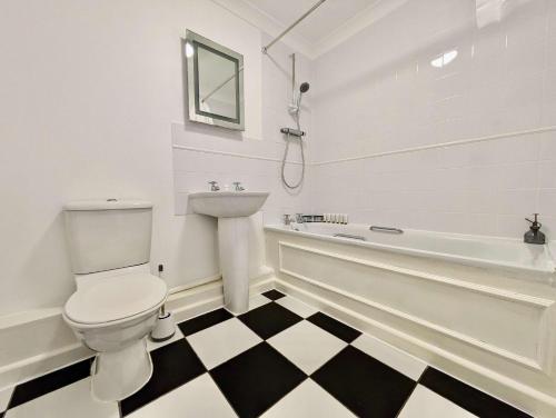 Bathroom, Charming 2-Bedroom Flat With Parking near Cyprianis Locksbottom