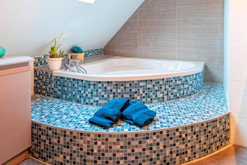 Villa, swimming pool, 5 bedrooms, Versailles in Vaucresson