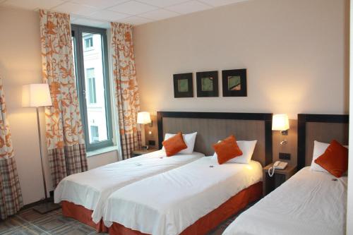 1 double bed, 1 twin bed