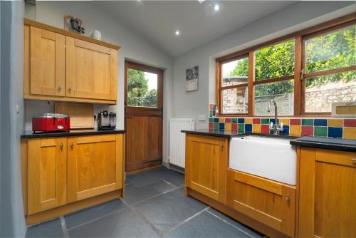 Clare's Cottage Near Cartmel - Dog Friendly, Homely, Aga, Log Burners, Disney Plus & Netflix in Allithwaite