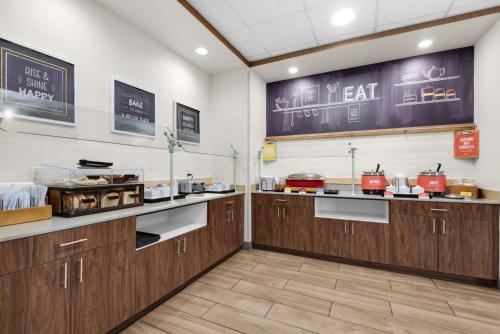 Hampton Inn & Suites Pensacola I-10 N at University Town Plaza - image 6