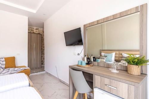 Triple Room with Balcony image 7