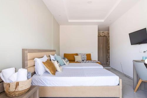 Triple Room with Balcony image 5