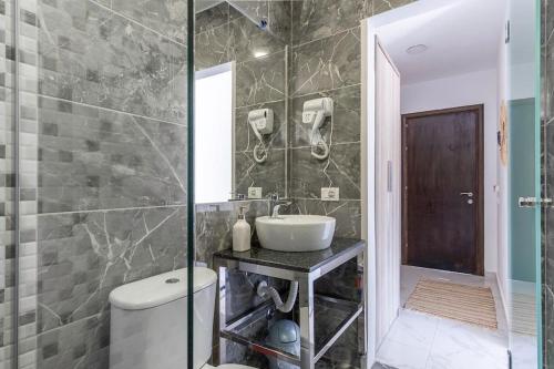 Triple Room with Balcony image 4