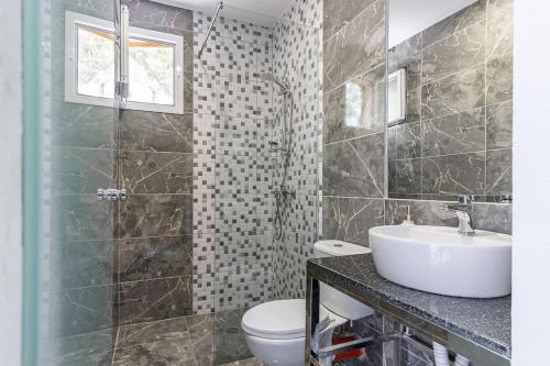 Triple Room with Balcony image 1