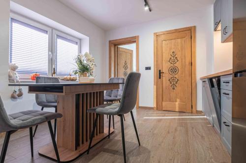keuken, Apartamenty Tatrzańskie Wzgórze (Apartamenty Tatrzanskie Wzgorze) in Murzasichle