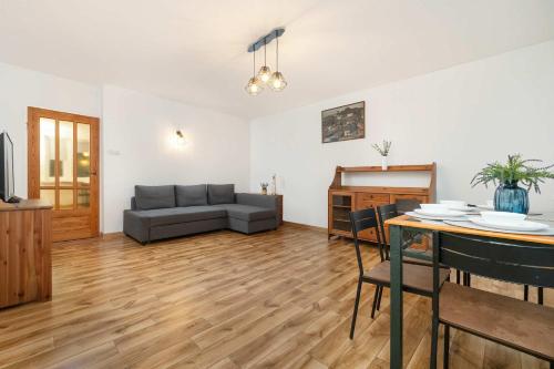 Merliniego Trendy Apartment with Desk by Noclegi Renters, Varsovie