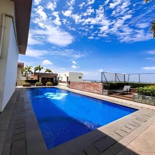 Bright & Airy Studio near Venice Mall with Pool, Gym & Fast WiFi, Manille