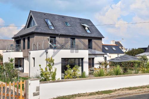 LocaLise - M14 - Caligourdaine - Maison d'exception - Construction de 2024 - à 30m de la mer et quelques pas des plages - extérieur clos - 4 places de parking privatives - wifi inclus - draps inclus - centre et port à 7 minutes à pied