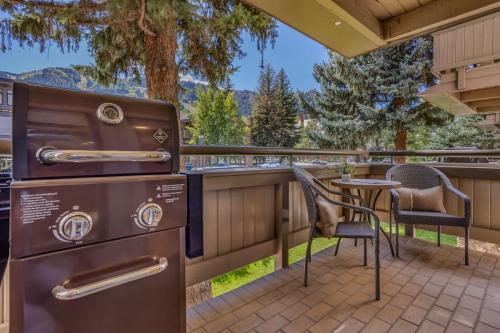 Modern 2 BR in Aspen Core Walk Everywhere