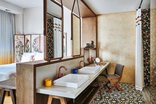 room detail thumbnail 2