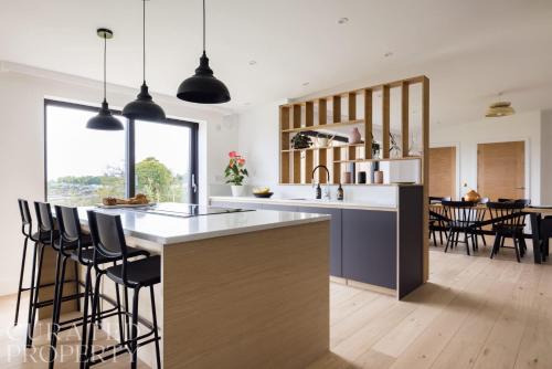 Stunning 5 Bedroom New Build with Amazing Views!, Bath (photo 7)