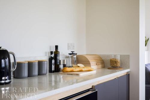 Stunning 5 Bedroom New Build with Amazing Views!, Bath (photo 9)