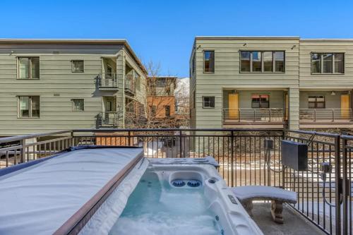 New Listing! Luxurious 2 BR - Mountain Views - Aspen Core - image 5