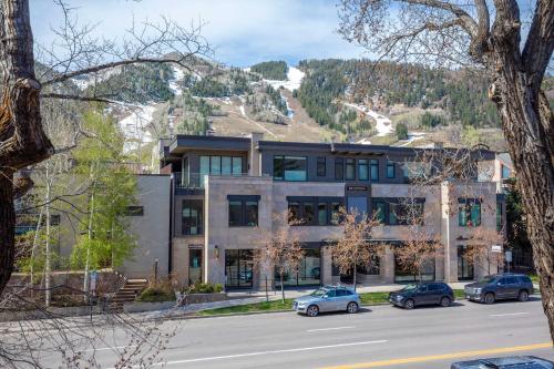 Luxurious 2 BR, 2 BA - Aspen Core