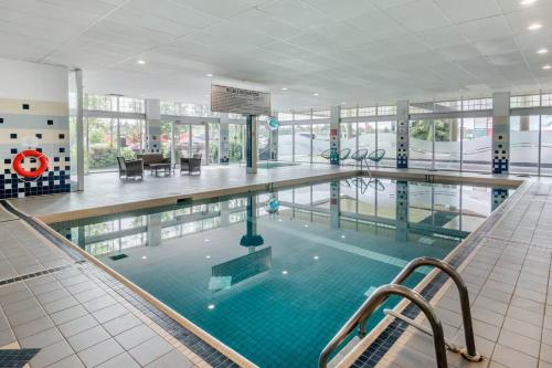 수영장, 슈퍼 8 바이 윈덤 맥클리오드 트레일 캘거리 (Super 8 by Wyndham Macleod Trail Calgary) in 캘거리 (AB)