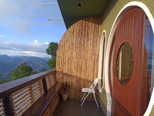 شرفة/ تراس, Himalayan Hobbit House  in المورا